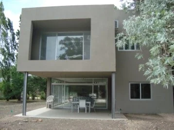 Vivienda de dos plantas en Country Pingüinos, antecedente en steel framing
