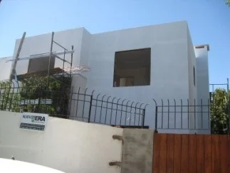 Vivienda de líneas contemporáneas en Luján durante su ejecución