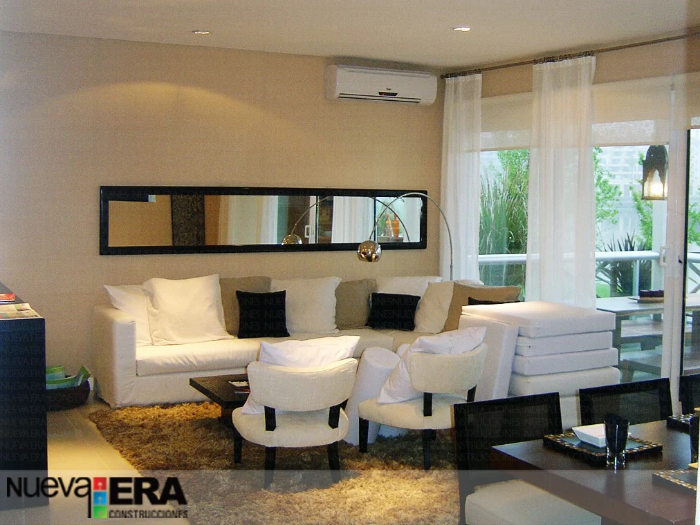 Interior residencial presentado por Nueva Era Construcciones, con comedor, living y grandes ventanas